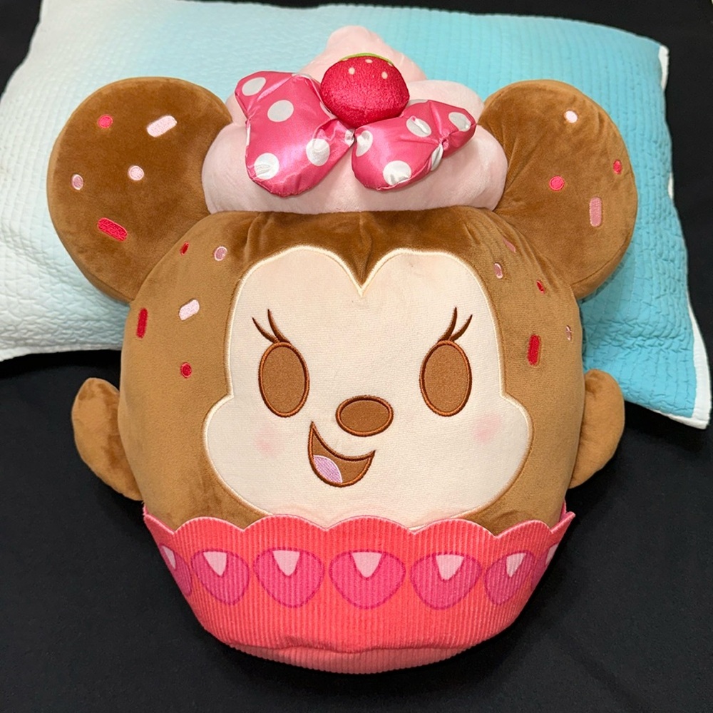 Disney Munchling large Minnie‎ Mouse Strawberry Cupcake Squishy